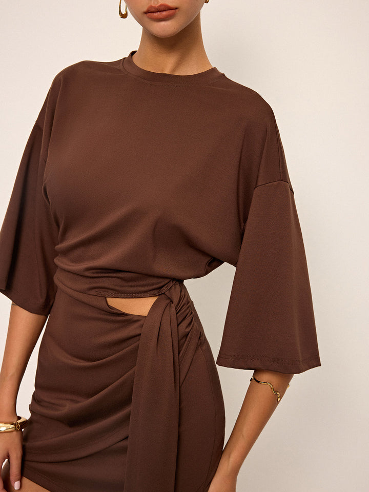 Mini-robe à manches coupées