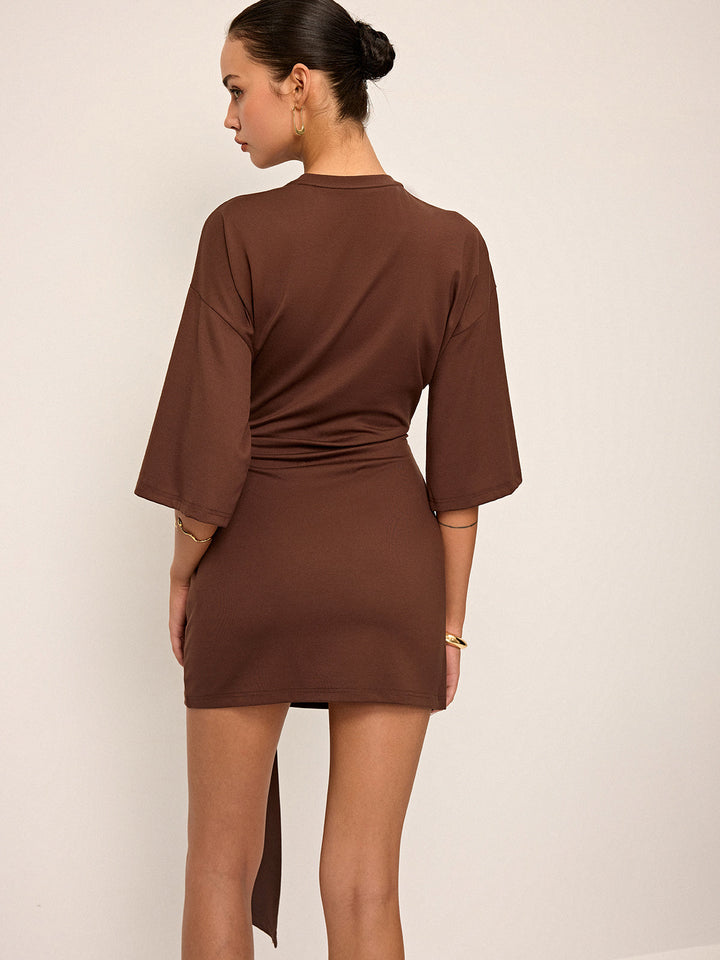 Mini-robe à manches coupées