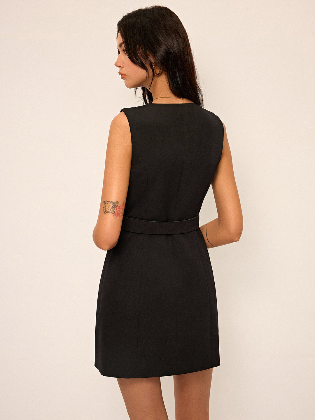 Mini-robe portefeuille sans manches avec ceinture à boucle métallique
