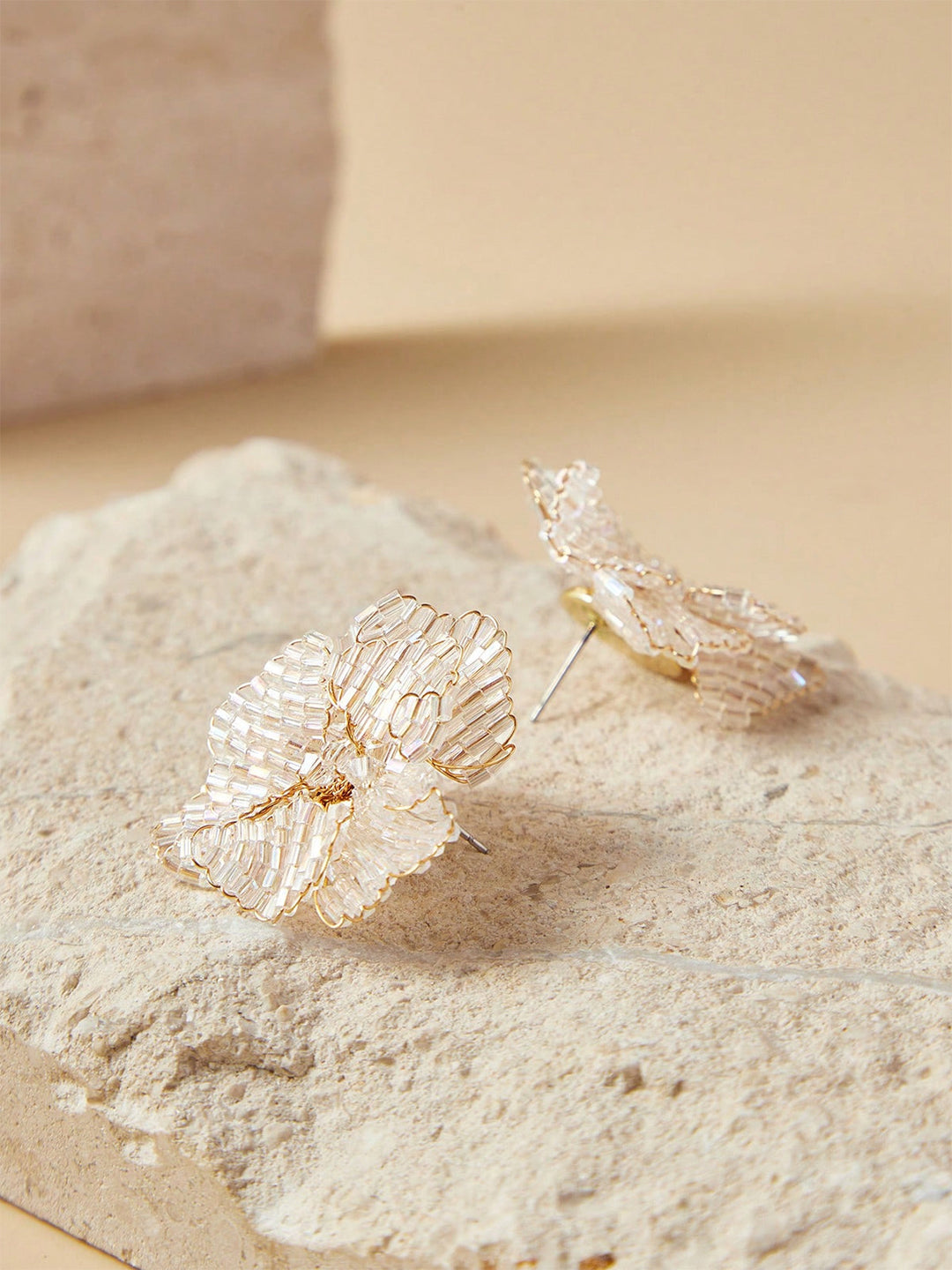 Boucles d'oreilles fantaisie en forme de fleur perlée