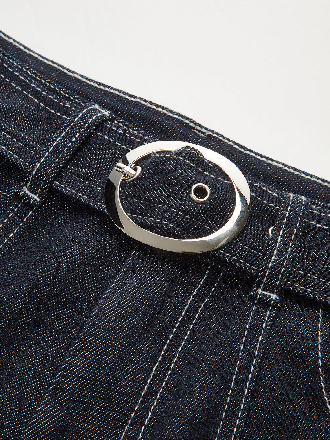 Pantalon en jean avec surpiqûres contrastées et ceinture