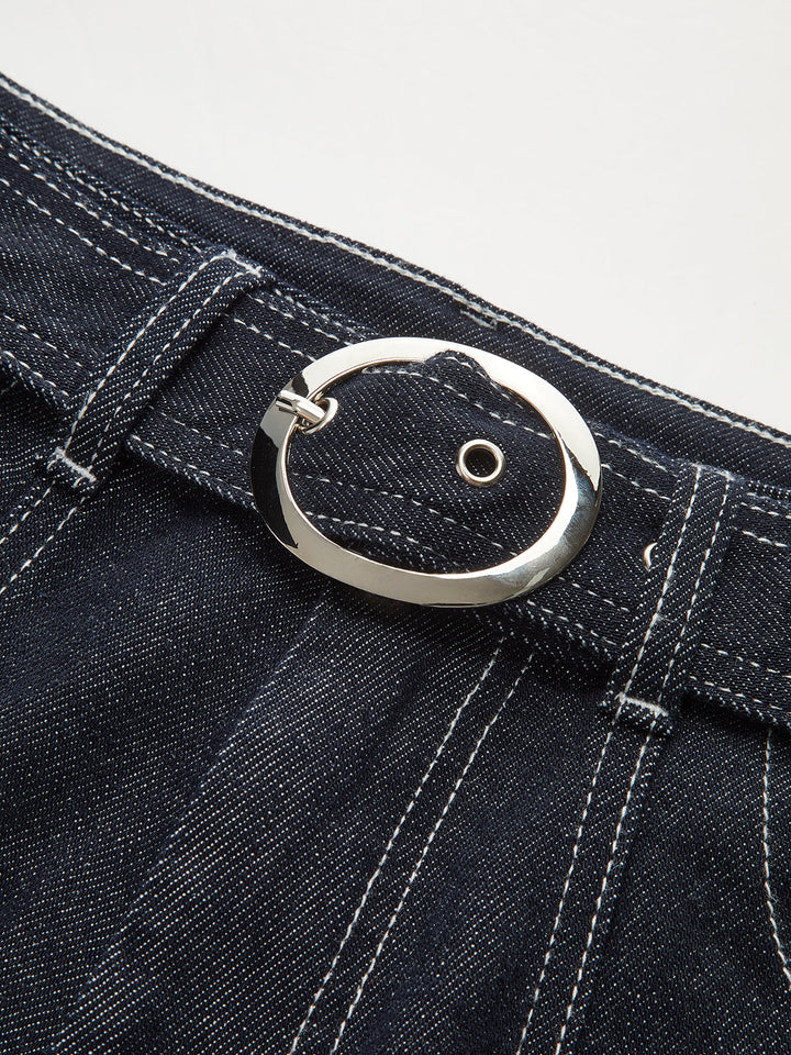 Pantalon en jean avec surpiqûres contrastées et ceinture