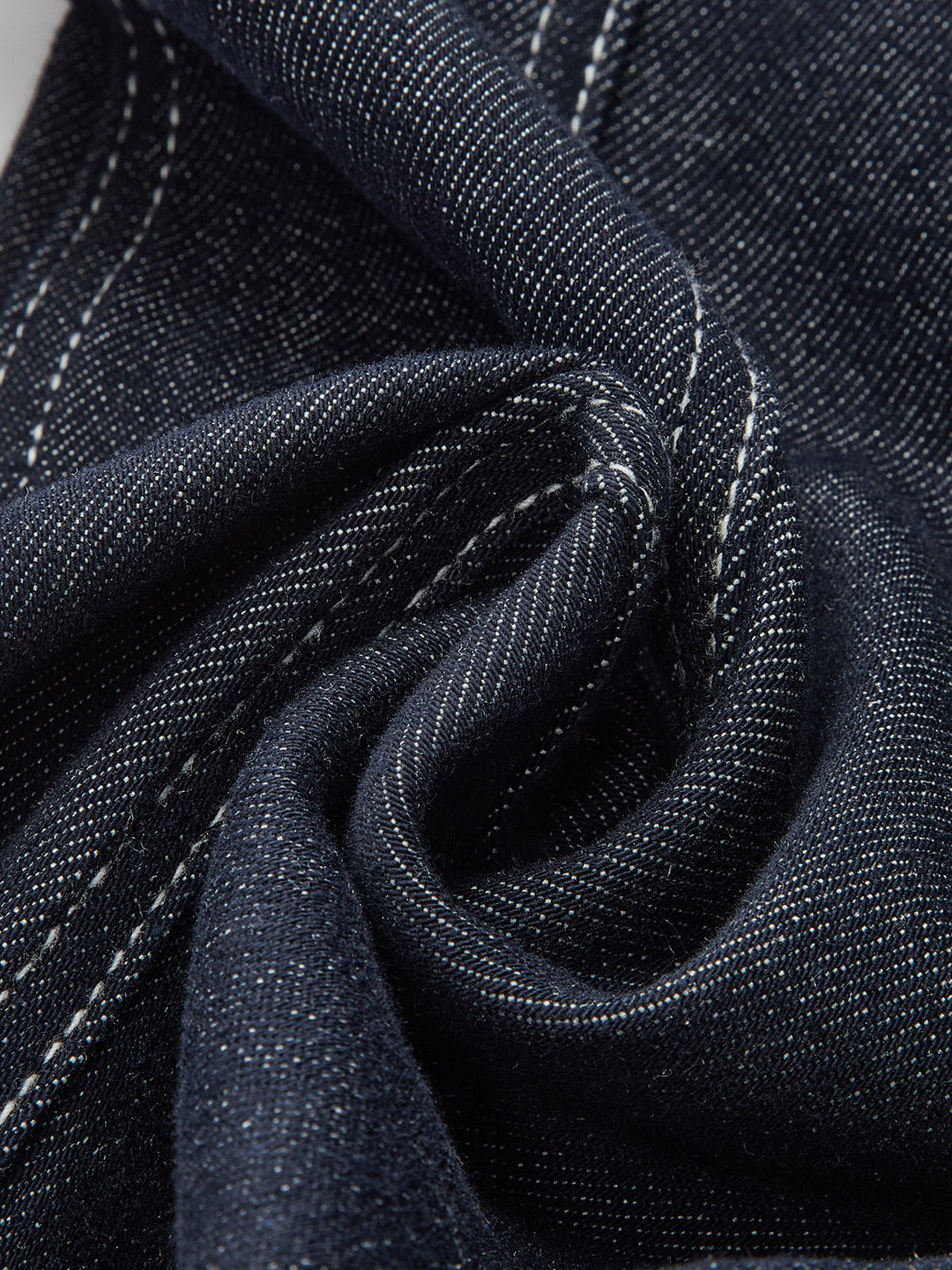 Pantalon en jean avec surpiqûres contrastées et ceinture