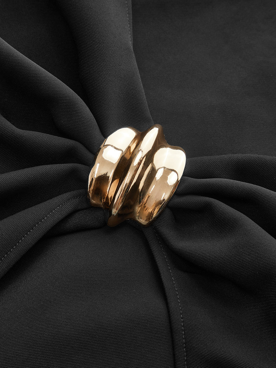 Jupe courte portefeuille asymétrique à boucle métallique