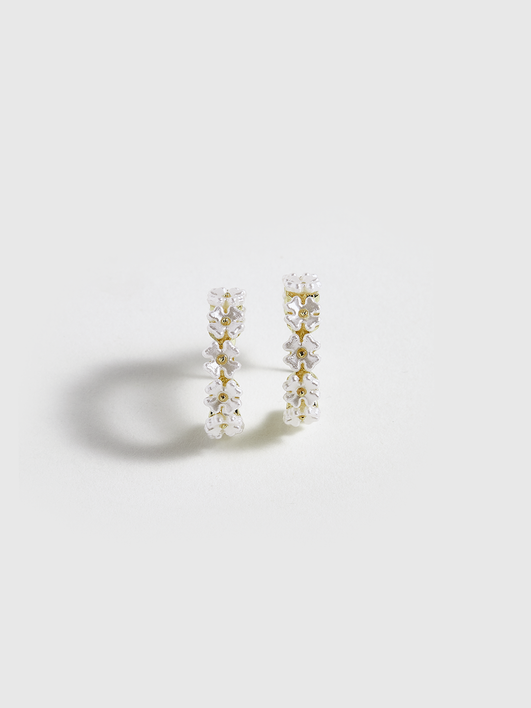 Boucles d'oreilles créoles fleur en nacre