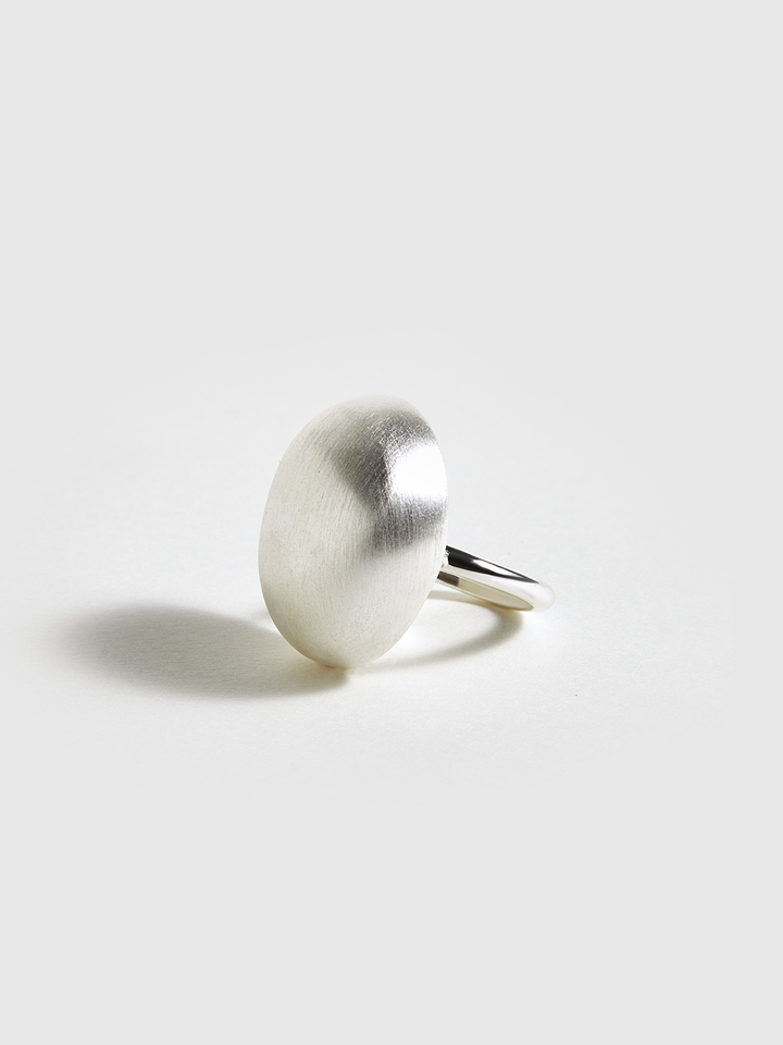 Bague dôme ovale argent mat
