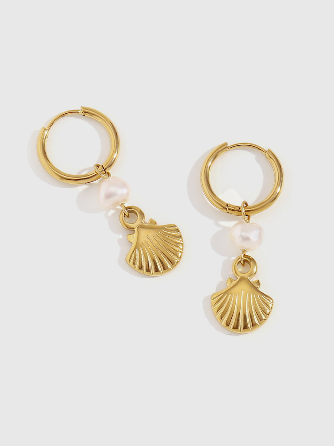 Boucles d'oreilles créoles plaquées or avec breloques perle et coquillage