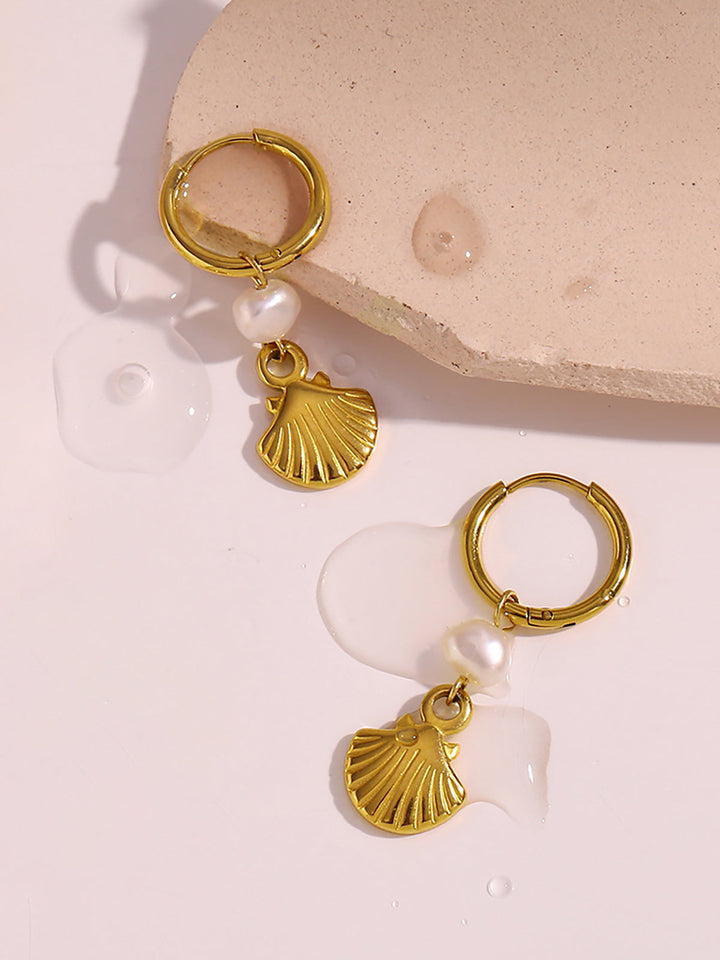 Boucles d'oreilles créoles plaquées or avec breloques perle et coquillage