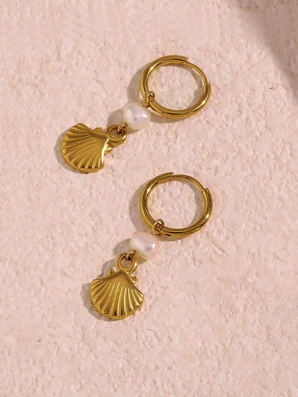 Boucles d'oreilles créoles plaquées or avec breloques perle et coquillage