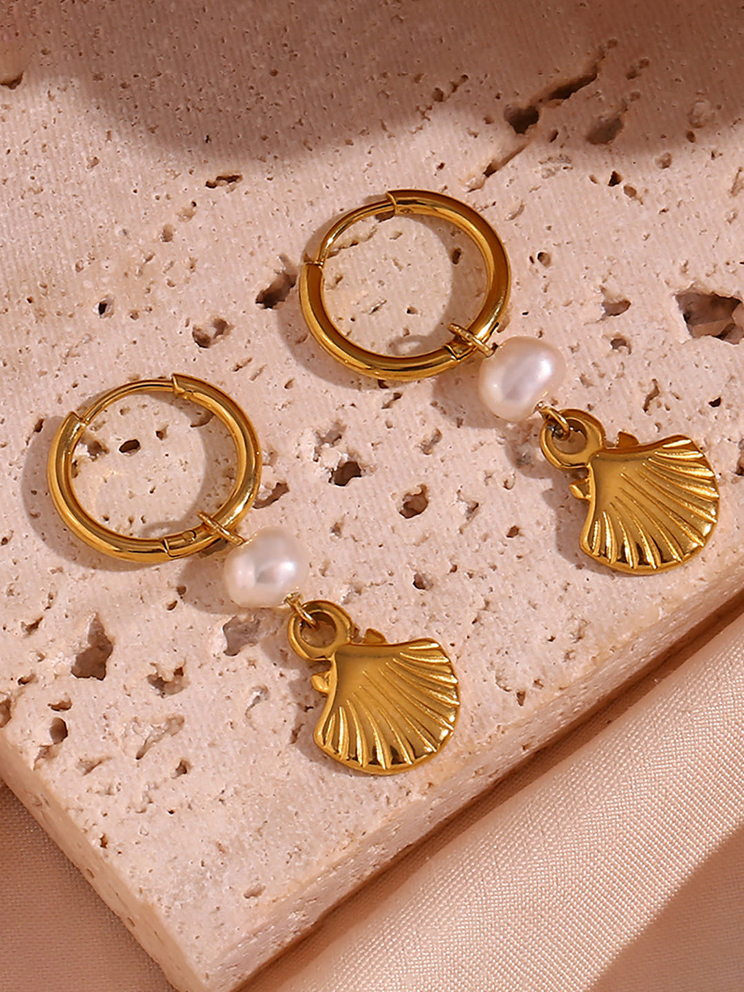 Boucles d'oreilles créoles plaquées or avec breloques perle et coquillage