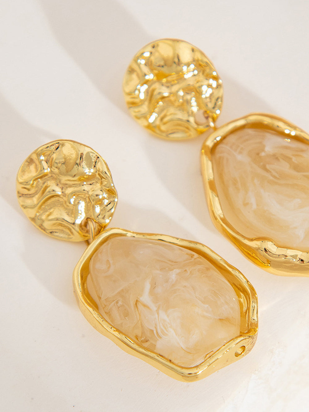 Boucles d'oreilles en pierre irrégulière dorée
