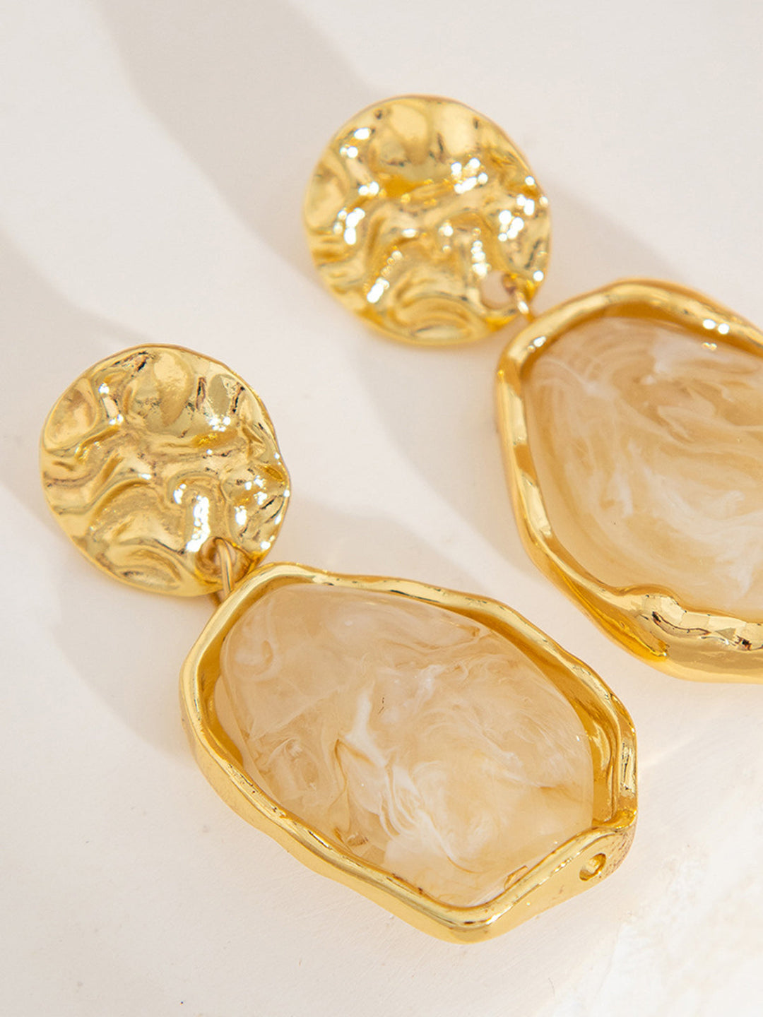 Boucles d'oreilles en pierre irrégulière dorée