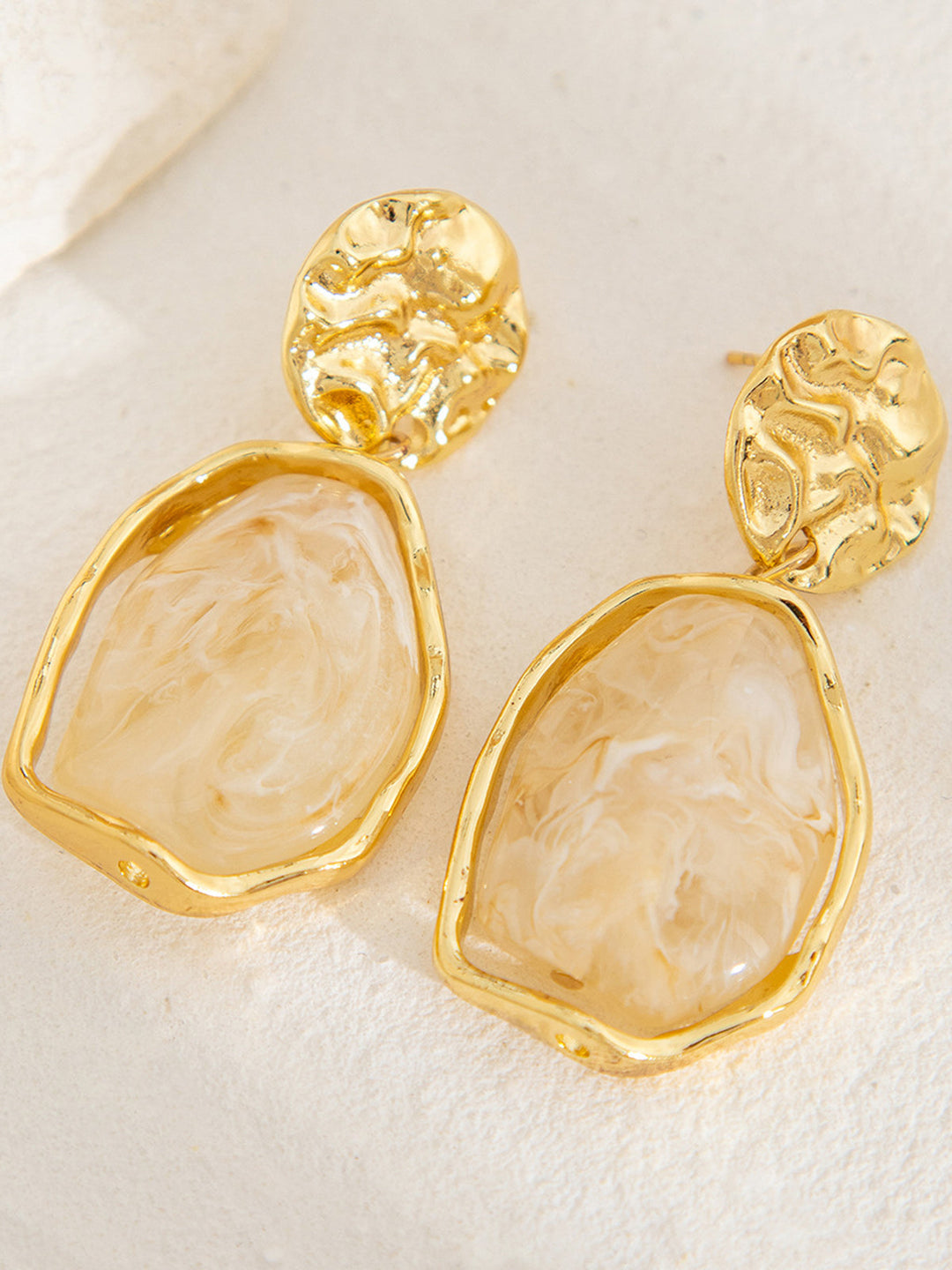 Boucles d'oreilles en pierre irrégulière dorée