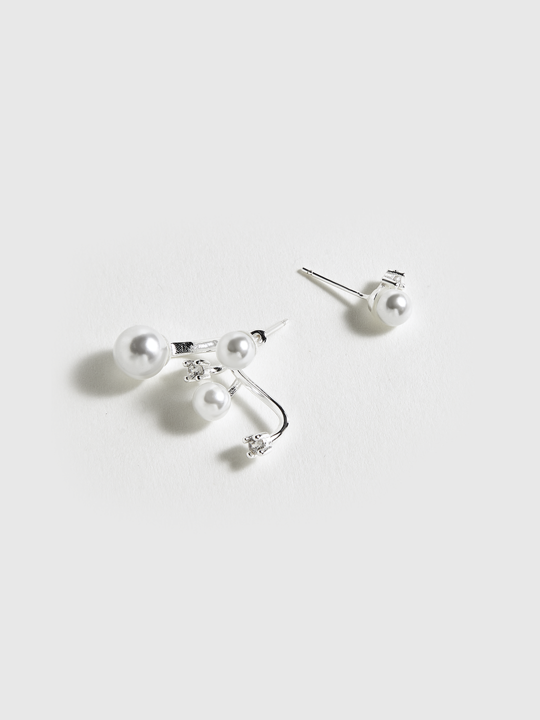 Boucles d'oreilles asymétriques en perles et strass