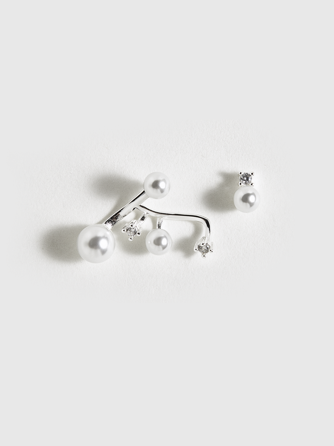 Boucles d'oreilles asymétriques en perles et strass