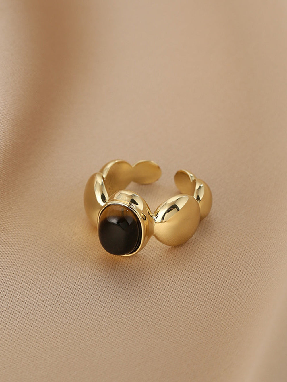 Bague dorée avec pierre marron
