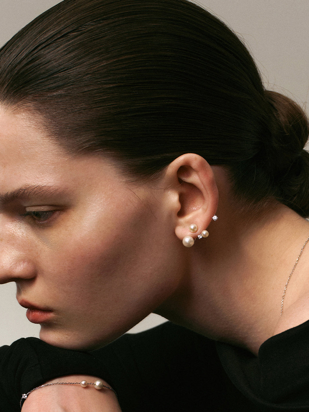 Boucles d'oreilles asymétriques en perles et strass