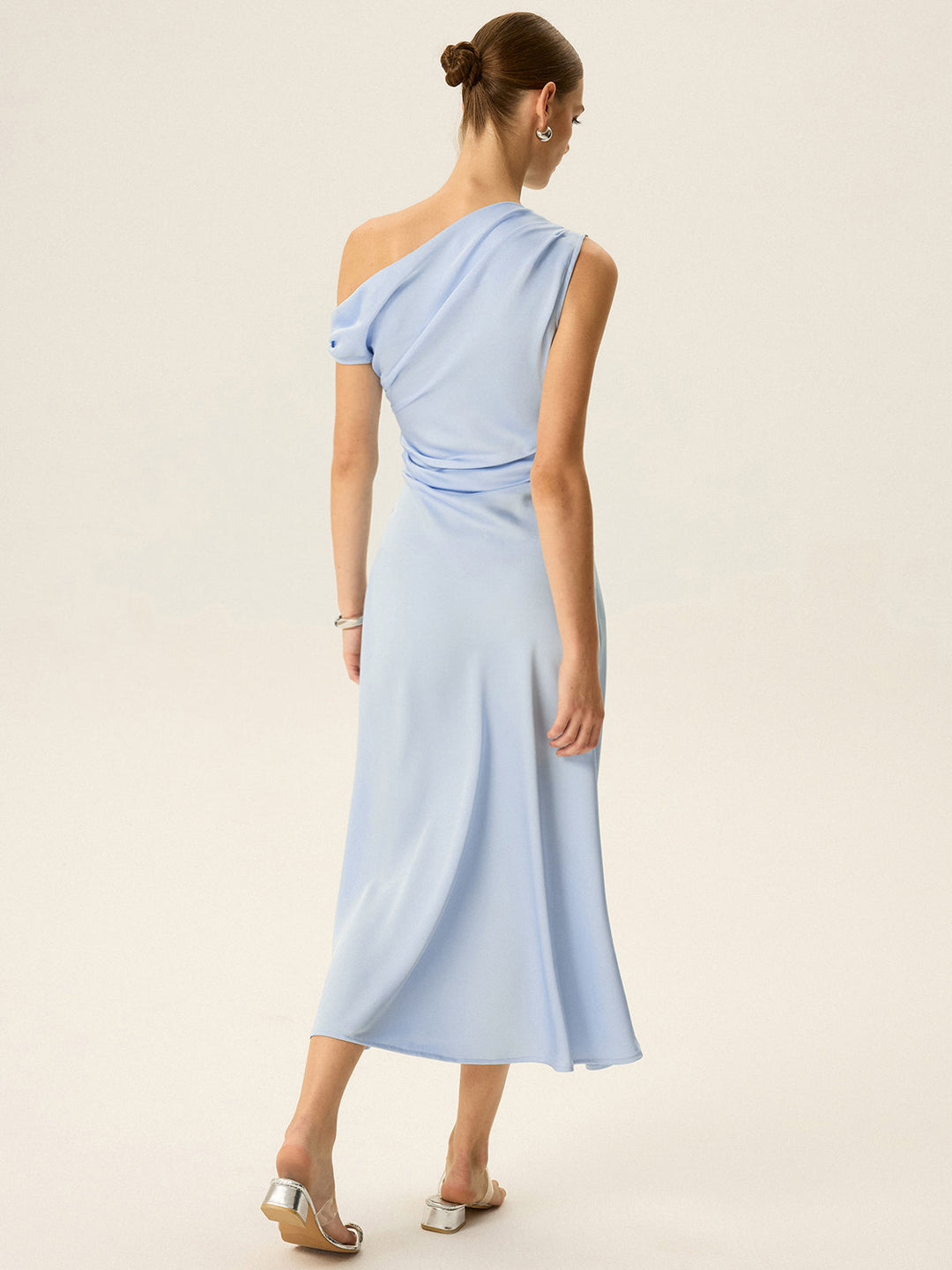Robe mi-longue à épaules dénudées