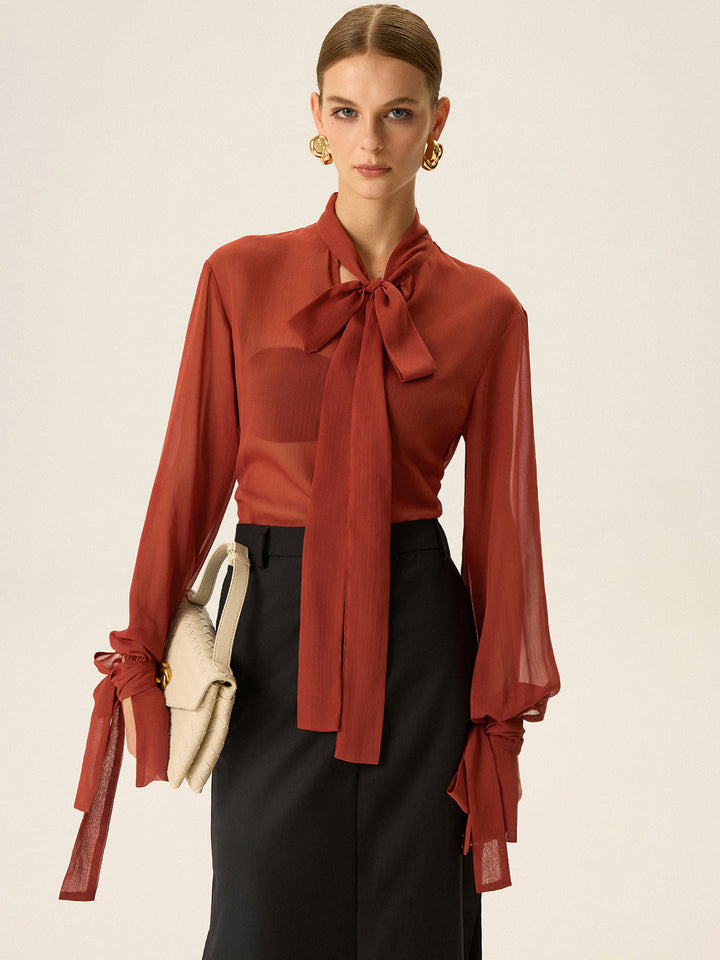 Blouse à col noué en mousseline semi-transparente