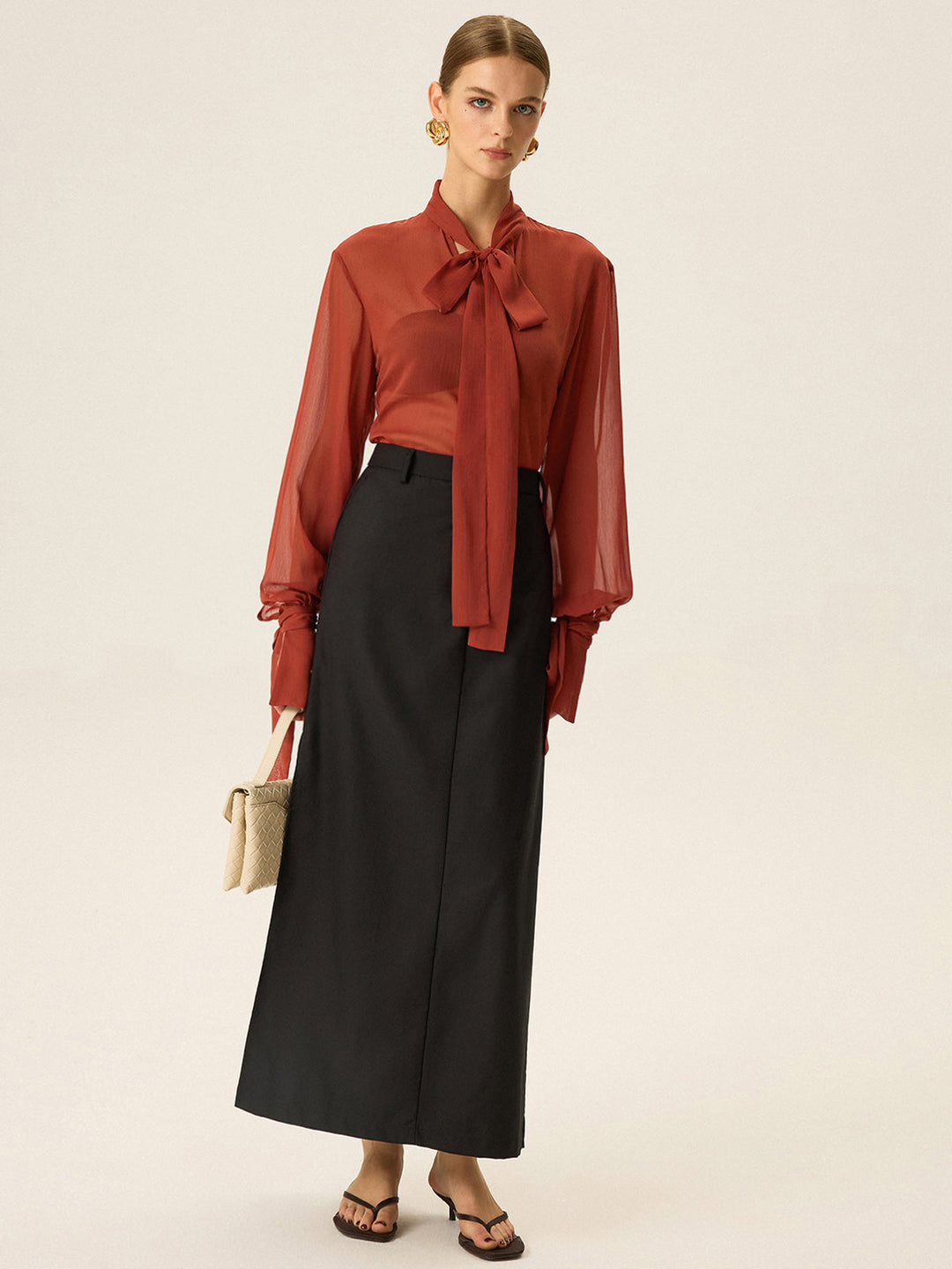 Blouse à col noué en mousseline semi-transparente