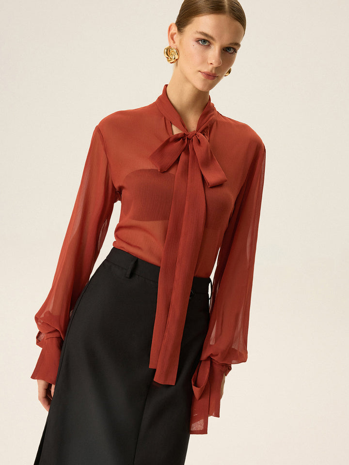 Blouse à col noué en mousseline semi-transparente