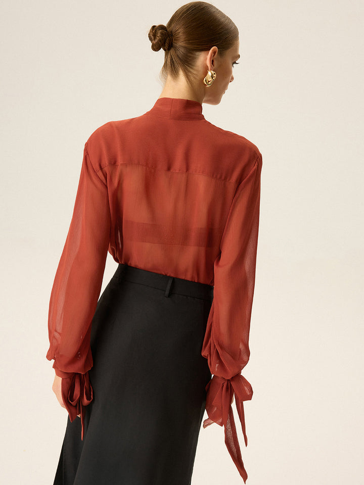 Blouse à col noué en mousseline semi-transparente