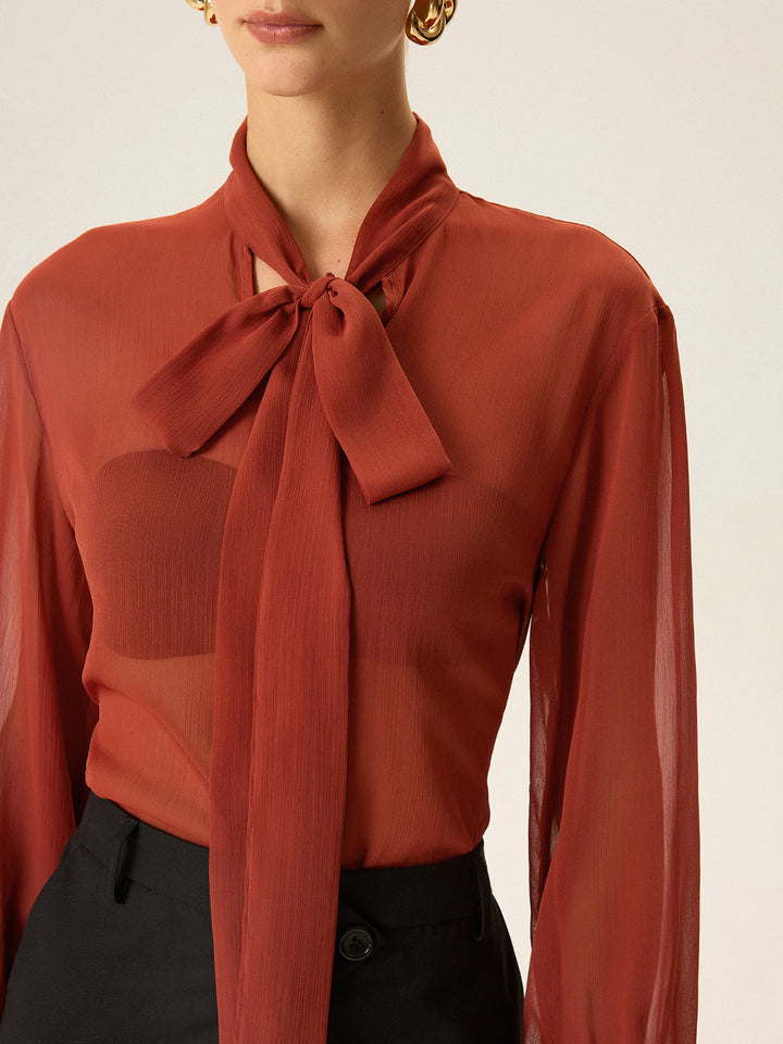 Blouse à col noué en mousseline semi-transparente