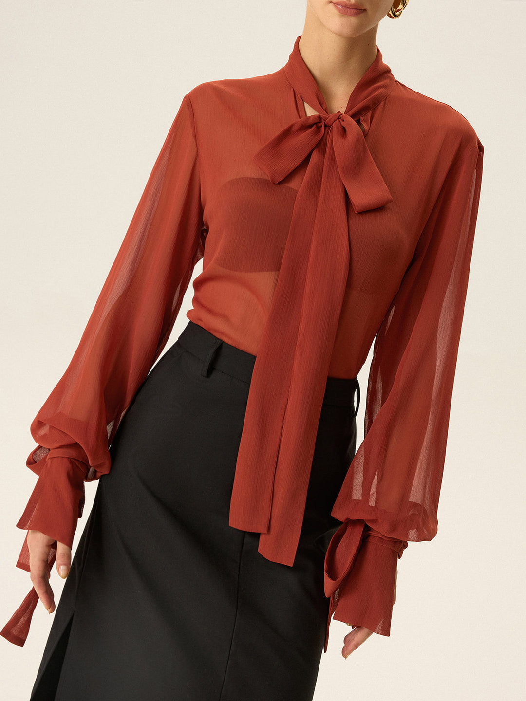 Blouse à col noué en mousseline semi-transparente