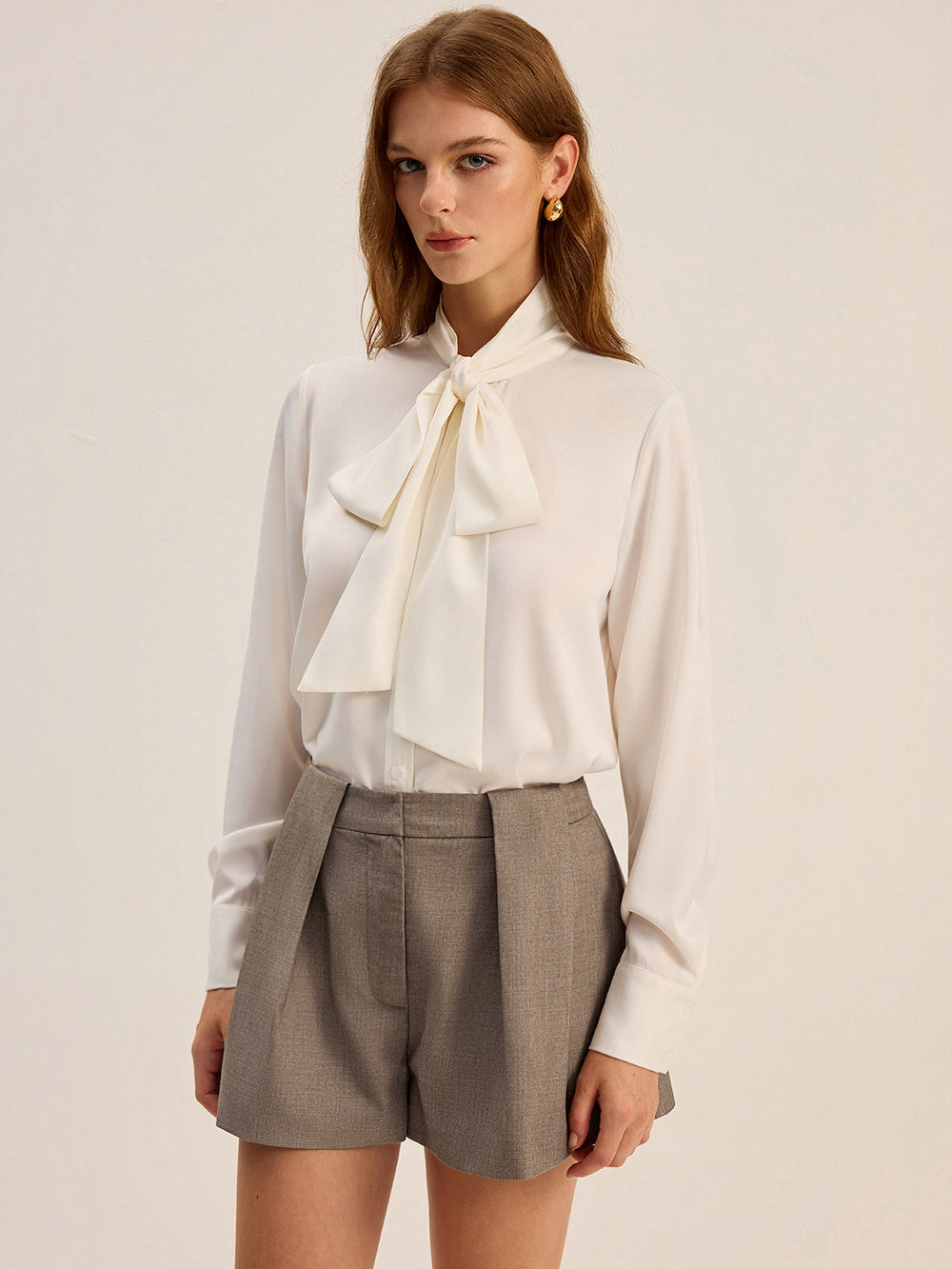 Chemise à manches longues avec col nœud en satin