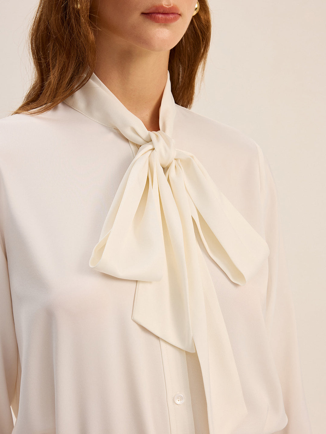 Chemise à manches longues avec col nœud en satin