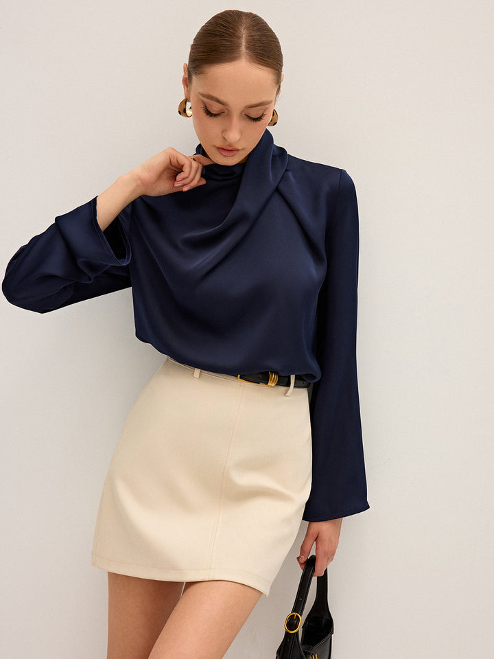 Blouse à col haut drapé en satin
