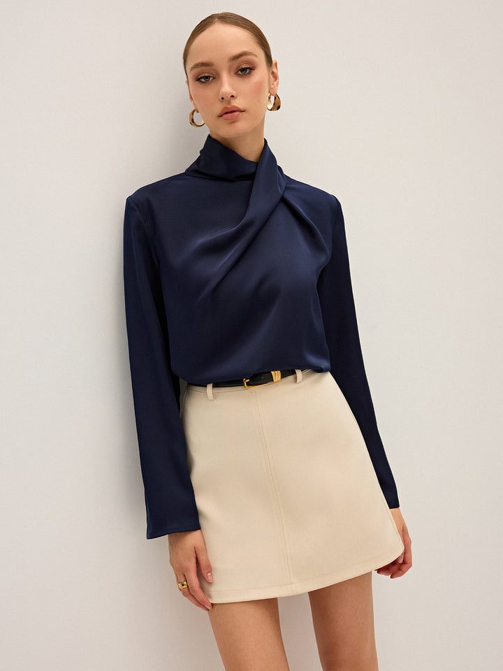 Blouse à col haut drapé en satin