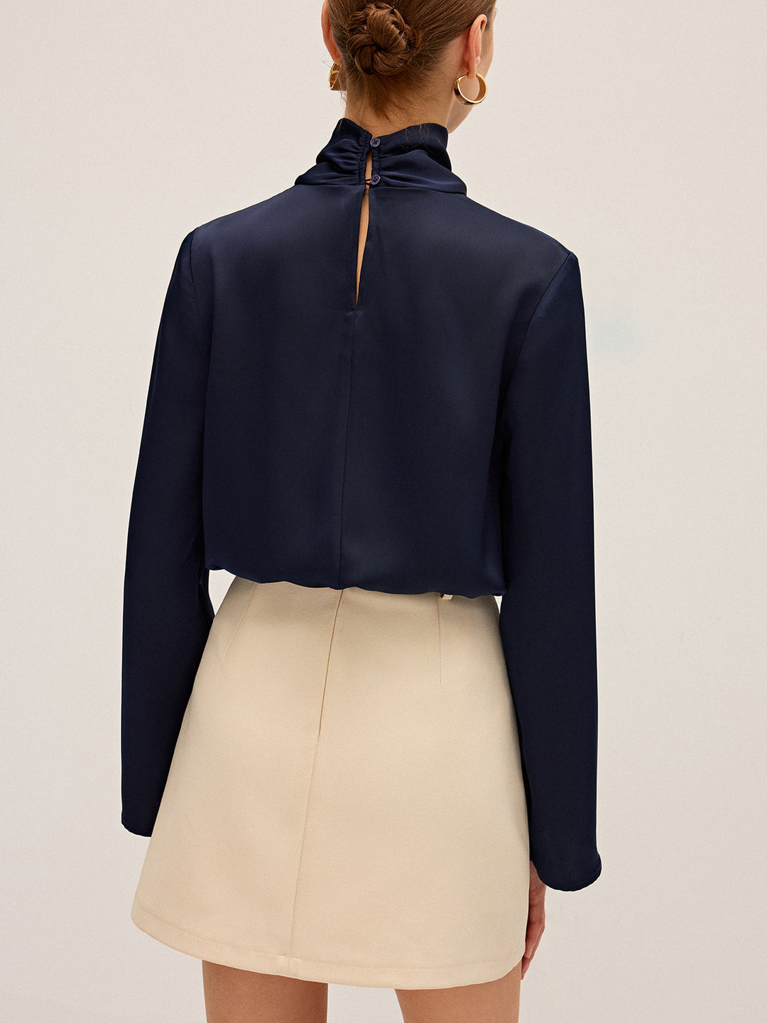 Blouse à col haut drapé en satin