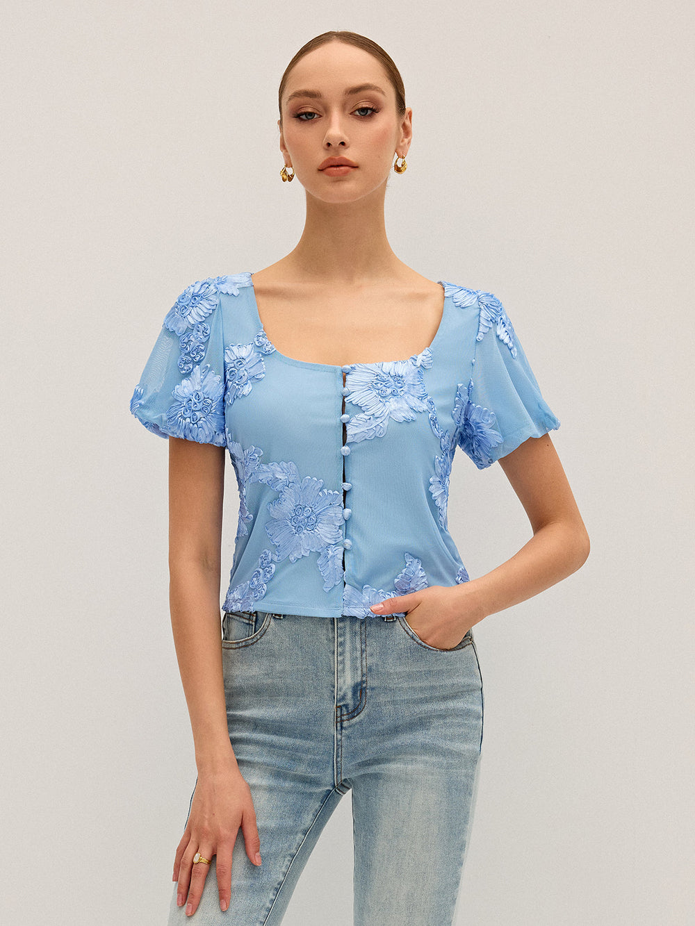Haut en maille à col carré brodé floral