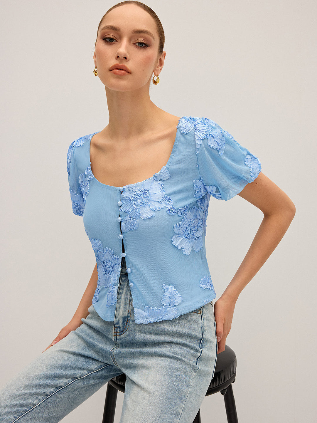 Haut en maille à col carré brodé floral