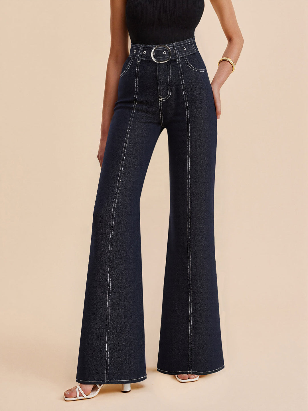 Pantalon en jean avec surpiqûres contrastées et ceinture