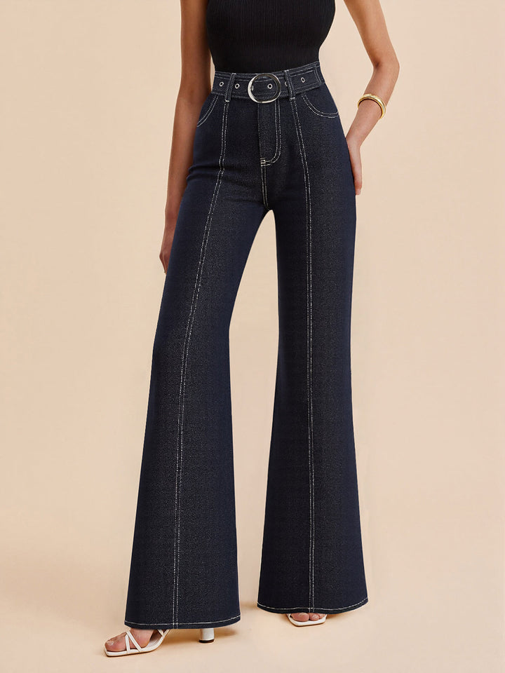 Pantalon en jean avec surpiqûres contrastées et ceinture