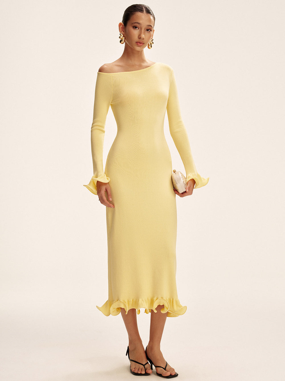 Robe pull avec épaules dénudées et ourlet à volants