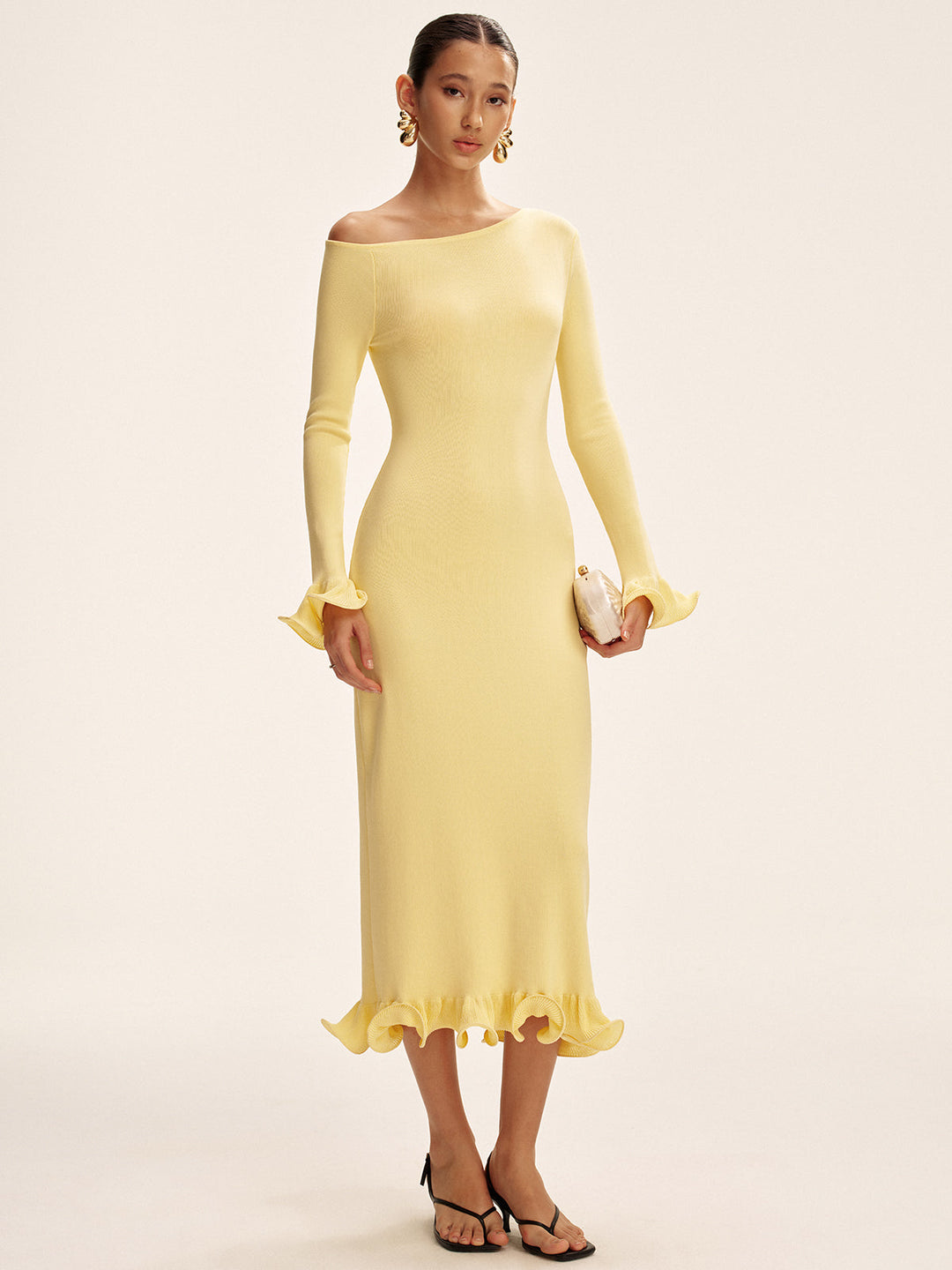 Robe pull avec épaules dénudées et ourlet à volants