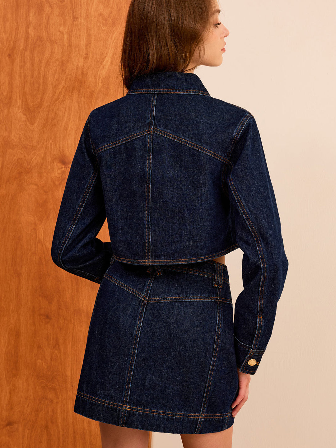 Veste en jean courte à boutons métalliques