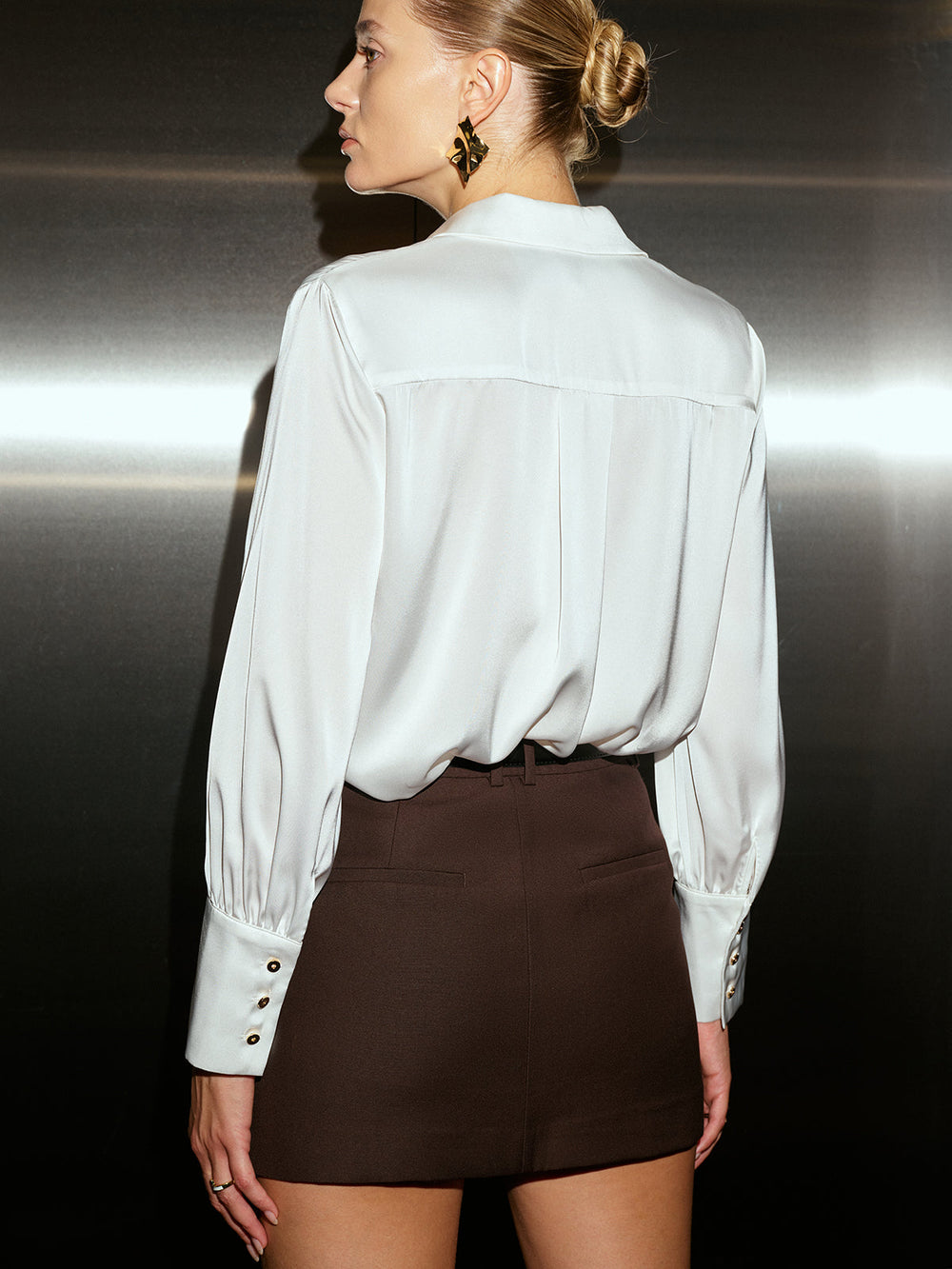 Chemise en satin à manches longues et boutons métalliques résistante aux froissements