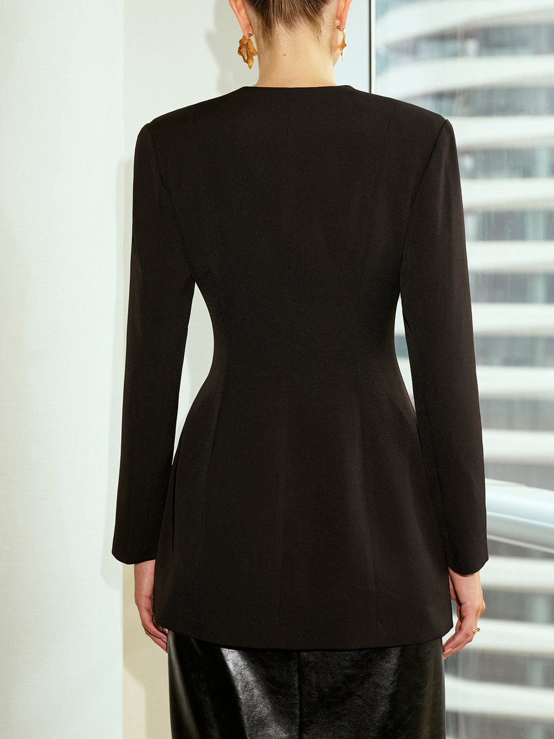 Blazer à col en V avec boutons en métal