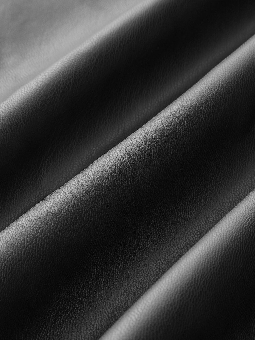 Jupe mi-longue en cuir PU à fente et drapé