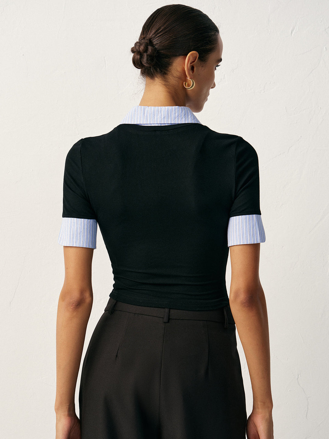 T-shirt ajusté 2 en 1 avec col et poignets contrastés