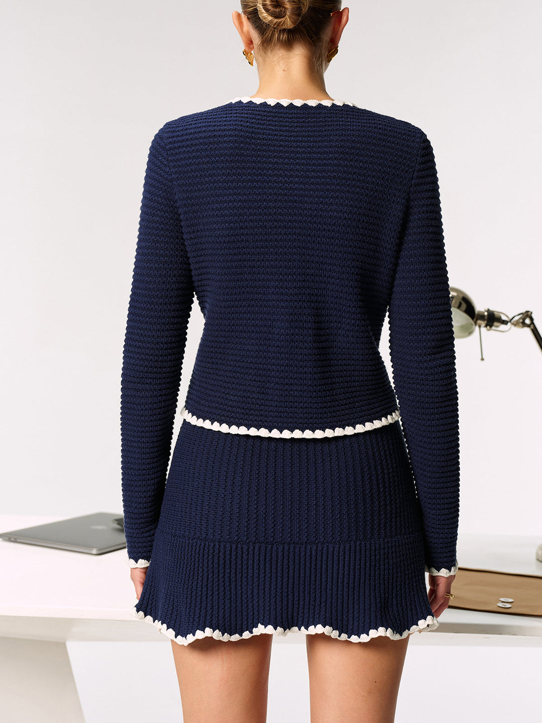 Cardigan en tricot à bord festonné contrastant et boutons métalliques