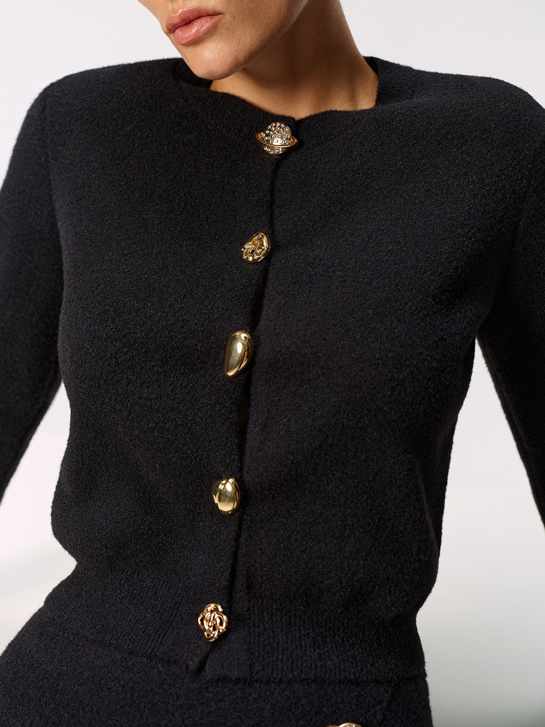 Ensemble Cardigan Bouton Métallique et Jupe Asymétrique