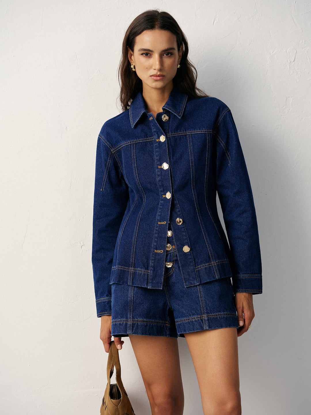 Veste en jean cintrée avec boutons métalliques