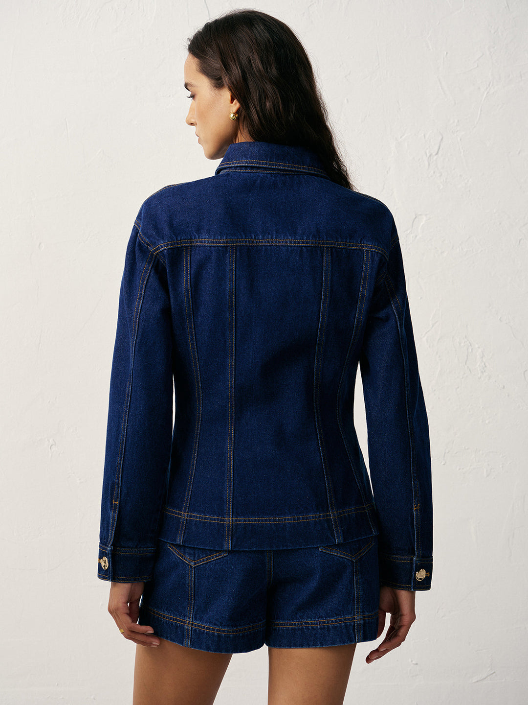 Veste en jean cintrée avec boutons métalliques