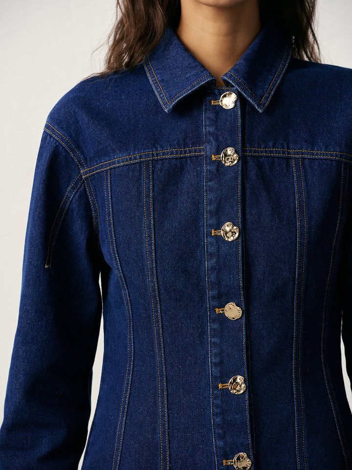 Veste en jean cintrée avec boutons métalliques