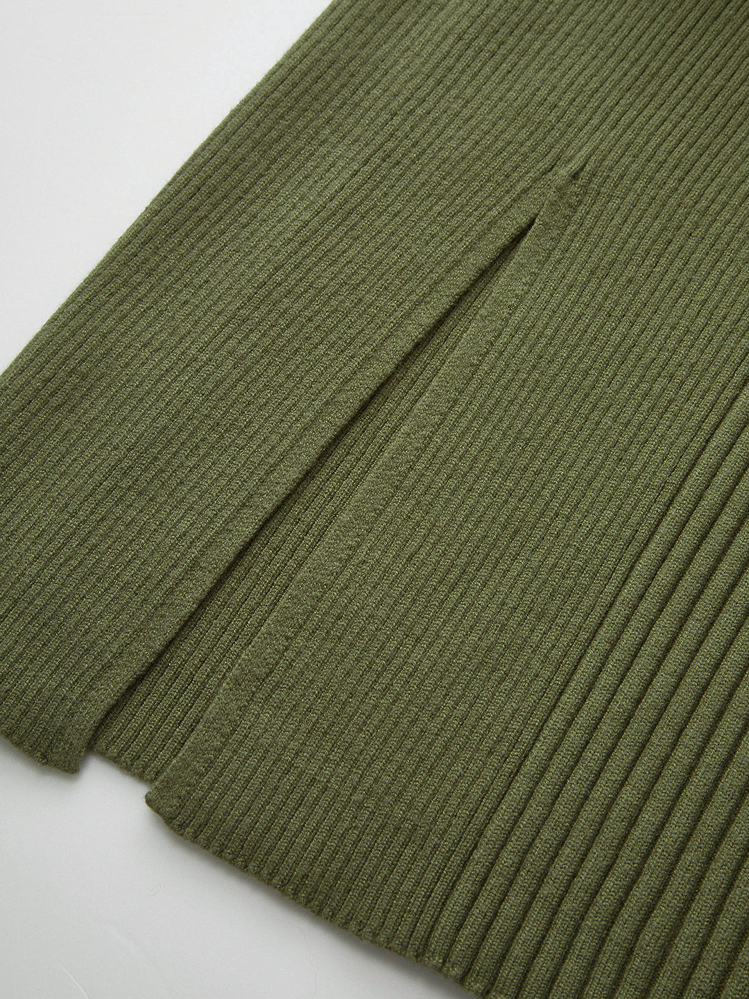 Robe Mi-longue en Tricot à Col Tourné et Découpe